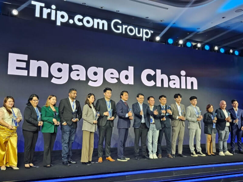 Ms. Joy De Mesa, RHR Group Director of Sales & Marketing, with fellow recipients of Top Engaged Chain. (Photo Courtesy of RHR)