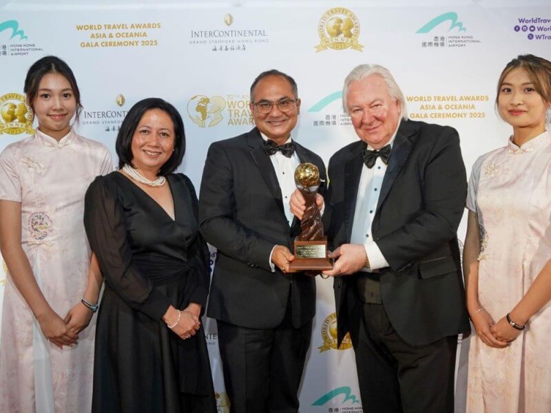 Representing Robinsons Hotels and Resorts’ (RHR) at the World Travel Awards gala ceremony were SVP Jolly Barun (center) and VP Annalyn Yap (2nd from left), joined by  Graham Cooke, president of the World Travel Awards (2nd from right).