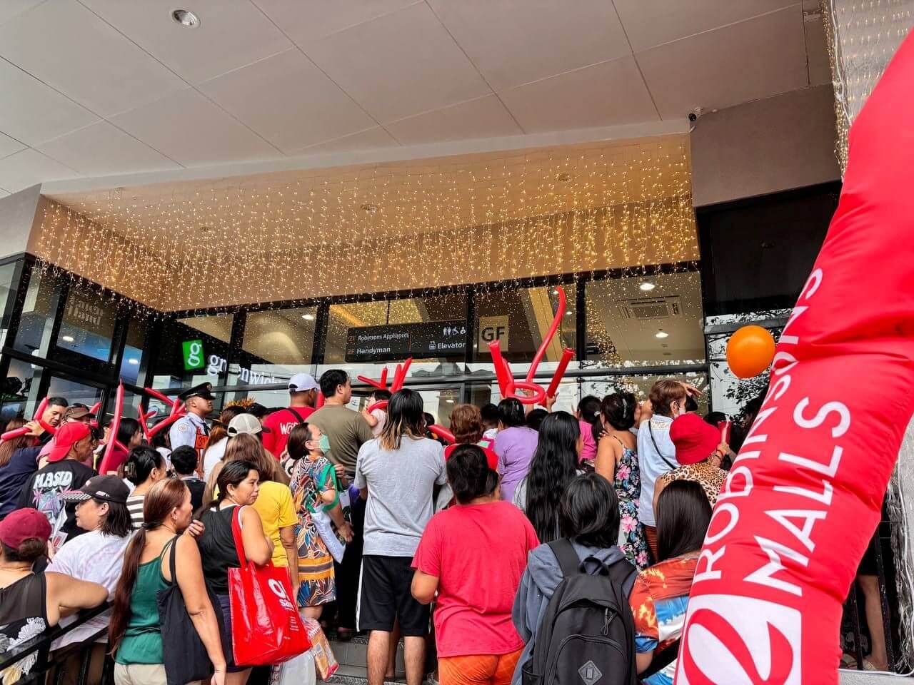 Excited mallgoers flock to The Plaza Bagong Silang on Nov. 28 during its opening day. | Contributed photo