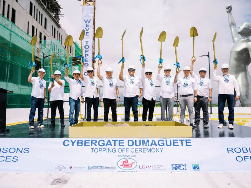 Milestone achieved: Engr. Solomon Puro II - Robinsons Offices project director, Engr. Arnold Aguas - SPES Construction, Inc. project manager, Engr. Ben Cabral - Constech Management Group VP for operations, Homacio Mendoza - SPES VP for operations, Jericho P. Go - Robinsons Offices SVP & general manager, Engr. Honor S. Mendoza - SPES Construction Inc. president & CEO, Engr. Rodanil De Silva - RLC corporate project procurement department head, Honesto Mendoza -SPES VP for operations, Angelo Natividad- Robinsons Offices AVP for leasing, Ar. Gerald Penaloza - LG+V senior architect, and Ar. Dennis Villanueva - LG+V principal architect./ Photo from Robinsons Land