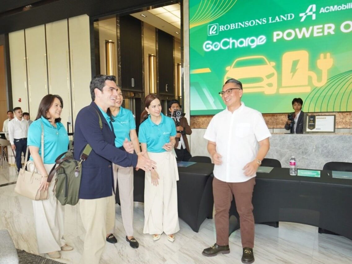 Robinsons Land SVP and GoCharge project proponent Jericho P. Go welcomes Jaime Alfonso Zobel de Ayala and his team to GBF Center 1 for the GoCharge and ACMobility launch and ceremonial signing. | Contributed photo