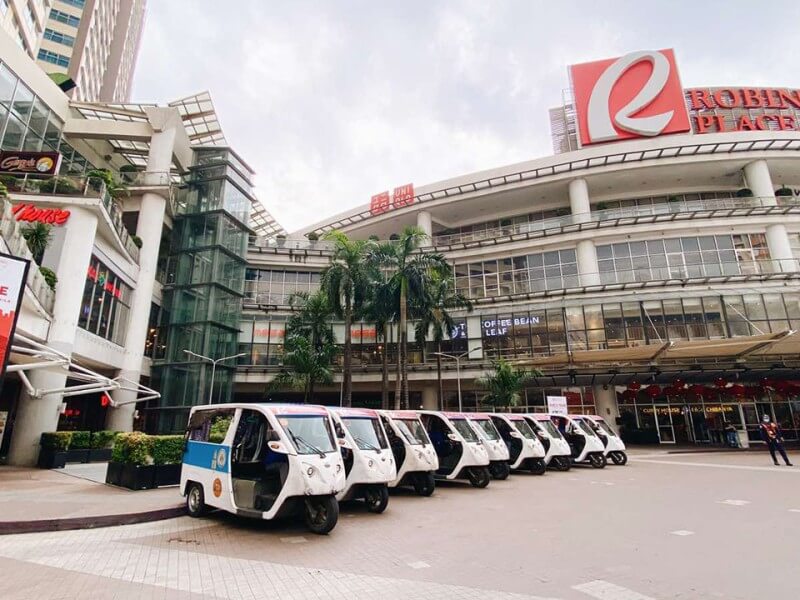 Robinsons Manila, the company&rsquo;s largest mall at 241,000 square meters, opened in 1997 following Robinsons Galleria in 1990.