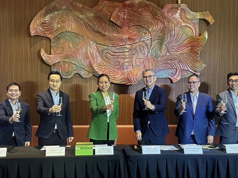The contract signing was led by (from left) Kerwin Legarde, Robinsons Supermarket Group general manager; Faraday Go, RLC executive vice president and group business unit general manager of commercial centers division and Robinsons destinations estates; Mybelle Aragon-GoBio, RLC president and CEO; Francis Giles Puno, First Gen president and COO; Vincent Martin Villegas, First Gen senior vice president and chief revenue officer; and Carlo Vega, First Gen chief customer engagement officer. | Contributed photo