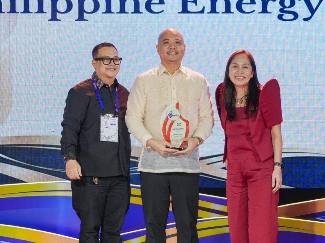 From left: Energy Undersecretary Felix William Fuentebella; Lucky Damaso, corporate energy head of Robinsons Land Corp.; and Energy Secretary Sharon S. Garin. | Contributed photo