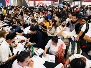 Jobseekers fill the venue at Robinsons Malls' Job Fair./ Photo from Robinsons Land Corp.