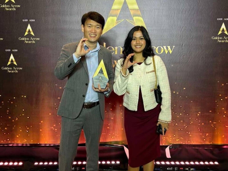 CREIT President and CEO Oliver Tan and CREIT Corporate Secretary Atty. Danica Evangelista accept the company’s Golden Arrow Award from the Institute of Corporate Directors during the 2024 Golden Arrow Awards ceremony./Photo from Citicorp Energy REIT 