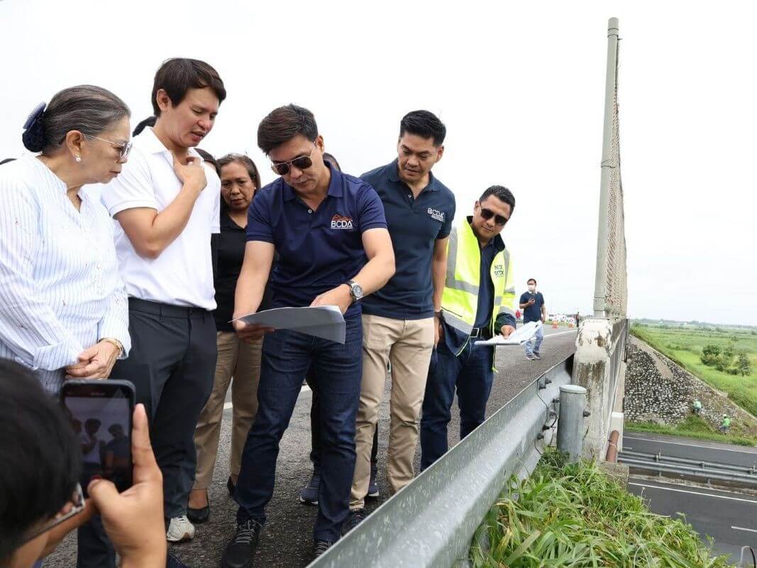  (From left) Tarlac Vice Governor Lita Aquino, Tarlac Governor Christian Tell Yap, Bases Conversion and Development Authority (BCDA) President and CEO Joshua M. Bingcang, BCDA VP for strategic projects management Randy S. Viacrusis, NLEX Corp. assistant vice president Vik Apuzen, and other key stakeholders inspect the site for the expansion of the Subic-Clark-Tarlac Expressway Luisita Interchange./ Photo from BCDA