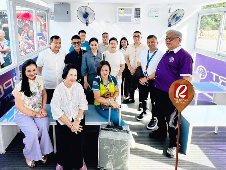 PASSENGERS AT THE LOUNGE. A group of passengers poses with Sta Rosa City Mayor Arlene Arcillas, Vice Mayor Arnold Arcillas and LTFRB Region IV Director Loumer Bernabe together with Ube Express and Robinsons Malls executives during the Official Launch at Robinsons Sta. Rosa./ Photo from Robinsons Mall