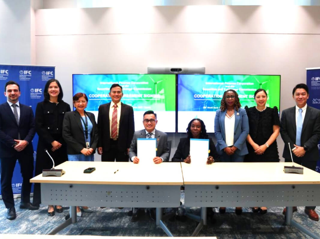 SEC Commissioner McJill Bryant T. Fernandez and IFC Regional Manager Christina Ongoma (seated center) present the signed cooperation agreement in a ceremony held at One Global Place in Bonifacio Global City, Taguig on Jan. 21./ Photo from the SEC
