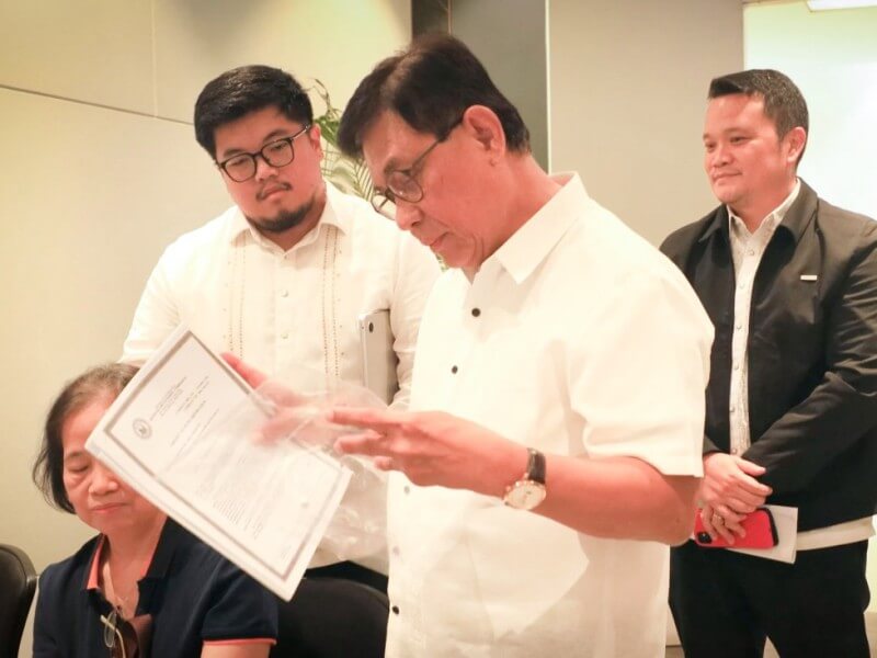 SEC Chair Francis Lim visits the newly opened Public Assistance and Complaints Desk (PACD)./ Contributed photo