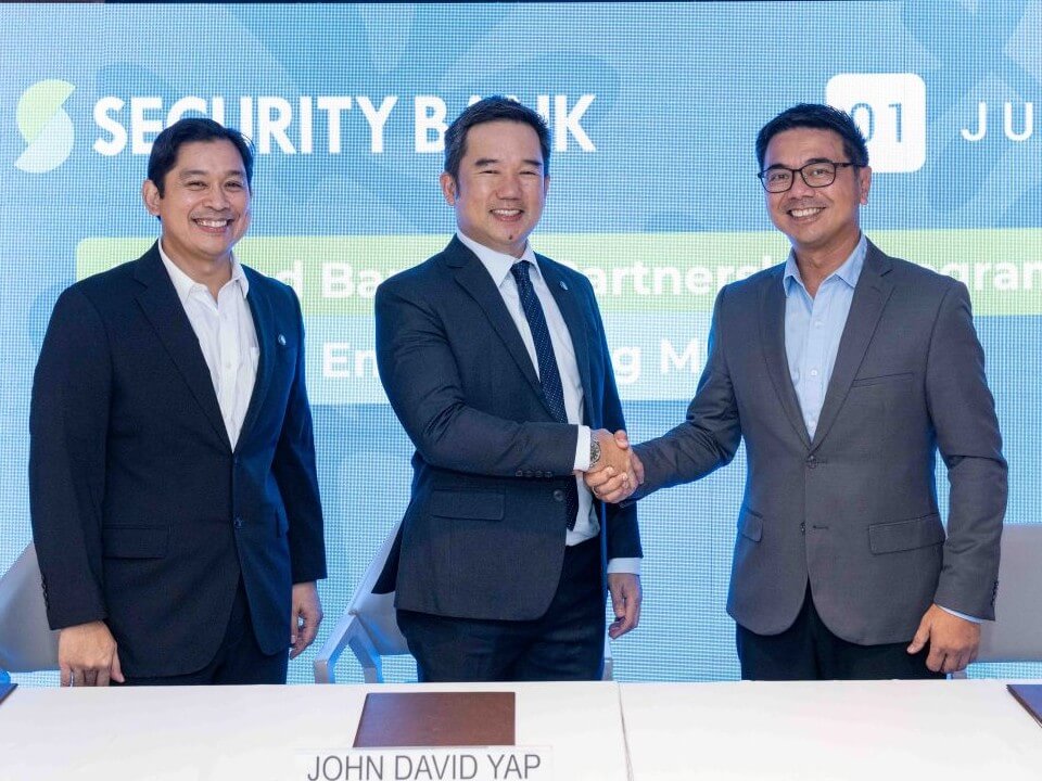 (From left) &nbsp;Lex Cimagala, FVP and customer value proposition head, Security Bank; John David Yap, SVP and business banking segment head, Security Bank, &nbsp;and Marvin Galang, president of Juan Accounting Software at the signing of the partnership agreement./ Contributed photo