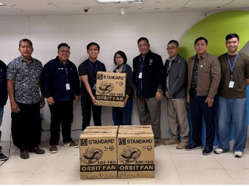 Louie De Real, executive director of Security Bank Foundation (fourth from left), and Ricardo Llego, partnership officer (second from right), receive a donation from Security Bank&rsquo;s security agencies alongside Gen. Billy Beltran, security and safety head (sixth from left), and Col. Ferjen Torred, branch security operations and investigationhead (third from left).| Contributed photo (Click the photo ​to view full image)