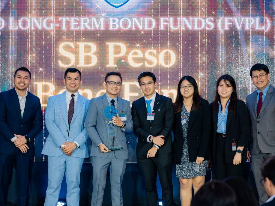 Dino Aquino, Security Bank VP and fixed income head (third from left); Basil Jason Go, VP and equities head; Karen Almenar, equity fund manager (fifth from left);and Angela Decandido, equity fund manager (sixth from left)./ Contributed photo