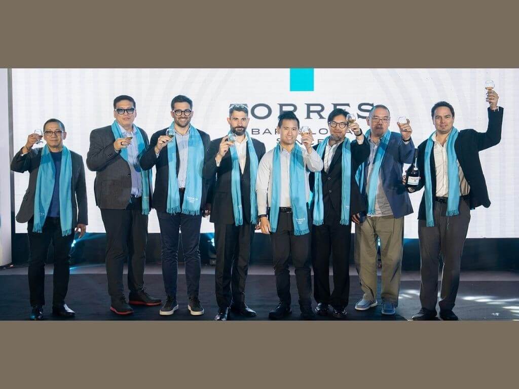 Christian Visalli, Torres Spirits global managing director (fourth from left) and Lucio Tan III, president and CEO of Tanduay (fifth from left) lead the ceremonial toast of Torres 5 Light. Spain-based spirits brand Torres is officially entering the country through a distribution partnership with Tanduay. | Contributed&nbsp; photo