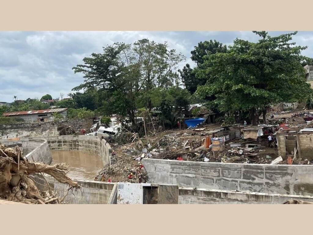 The dike built along the river in Barangay Casuntingan, Mandaue City gave way during the onslaught of typhoon &ldquo;Tino.&rdquo; | Photo by Connie Fernandez-Brojan