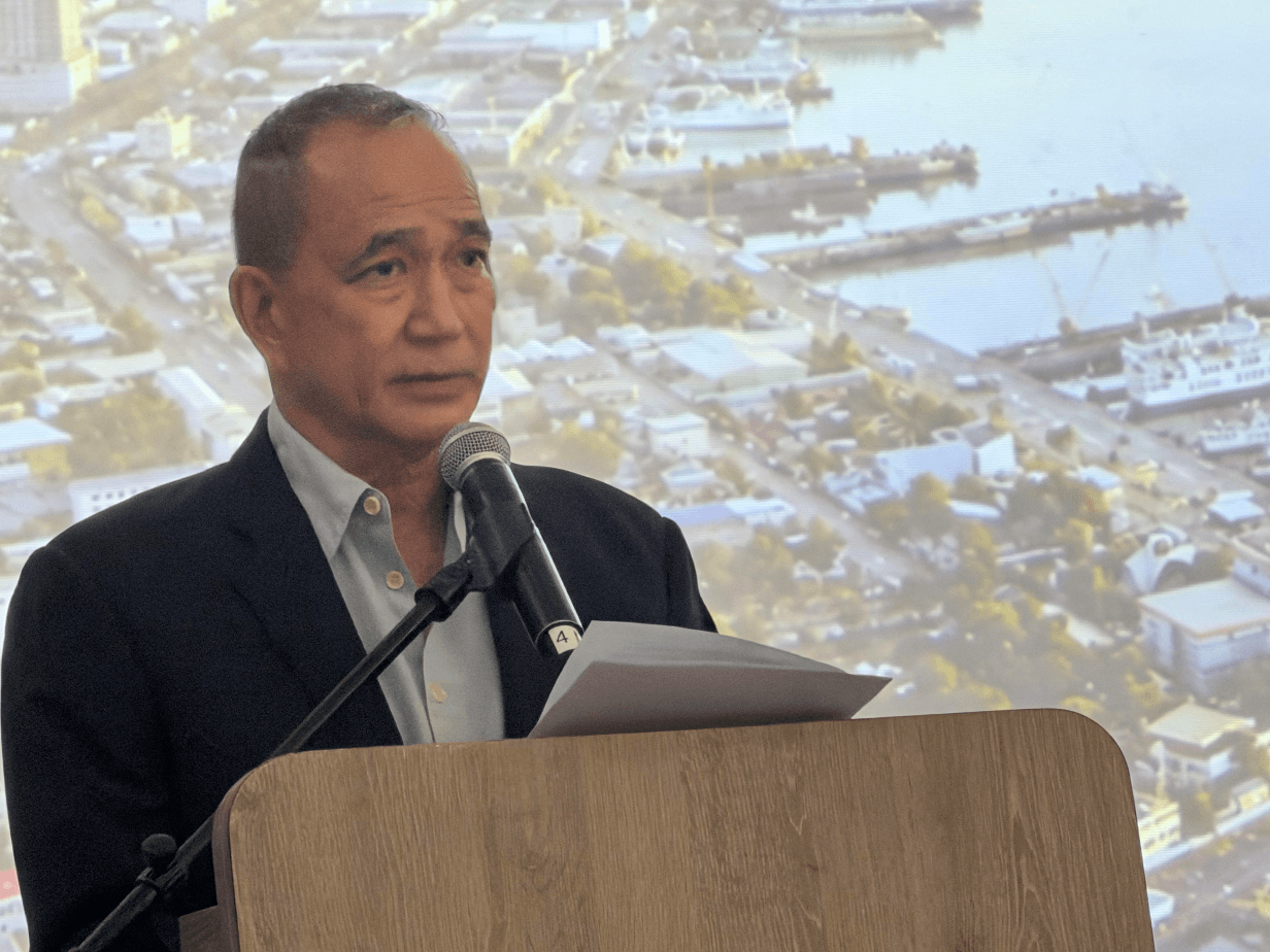 Philippine Coastwise Shipping Association (PCSA) chair Lucio Lim Jr. outlines proposals to develop a nationwide expressway network and eliminate roll-on/roll-off (RoRo) terminal fees to reduce logistics costs during the association&rsquo;s general membership meeting in Cebu City on Oct. 23. | Photo by Connie Fernandez-Brojan