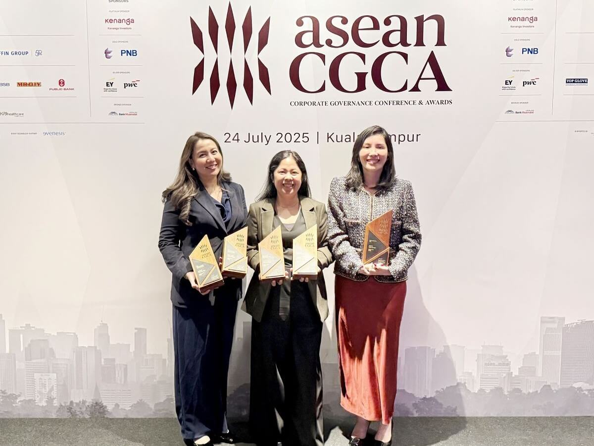 Receiving the awards on behalf of the SM group were (from left) Maria Virginia A. Tolentino-Uy, senior assistant vice president –governance, risk and compliance at SM Investments Corp.; Joana B.Tiangco,  AVP - enterprise risk management and governance at SM Prime Holdings Inc.; and Lorelei Lorraine L. Sy, senior vice president and head, BDO Singapore branch./Photo from SMIC