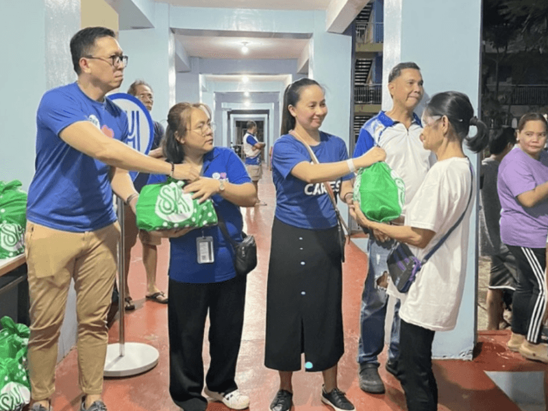 Employee-volunteers from SM City Marikina lead the distribution of Kalinga Packs in Kalumpang Elementary School, Marikina City. (Photo courtesy of ​SM Foundation) 