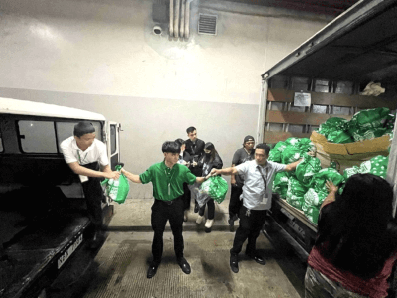 Employee-volunteers from SM Supermalls and SM Market prepare Kalinga Packs to be distributed in Quezon City.