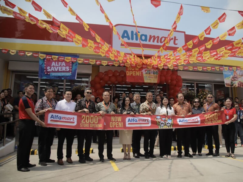 Alfamart opened its 2000th store in a residential village in Sta. Rosa, Laguna. Present in the milestone celebration were Mr. Pudjianto, SAT; Robert S. Galang, head of Meralco BIZ Partners Group; Pak Budihardjo Iduansjah, chairm of Hippindo; Budiyanto Djoko Susanto, SAT; Sta. Rosa, Laguna Mayor Arlene Arcillas; Robert Kwee, director of Alfamart; Boy Rafli, Alfa Midi commissioner, Fatima Z. Alvarez, lessors' representative;  SM Markets chair Herbert Sy; Florlita Tabuzo, SVP sales & marketing, P.A Properties; and Harvey Ong, Alfamart COO./ Photo from Alfamart 
