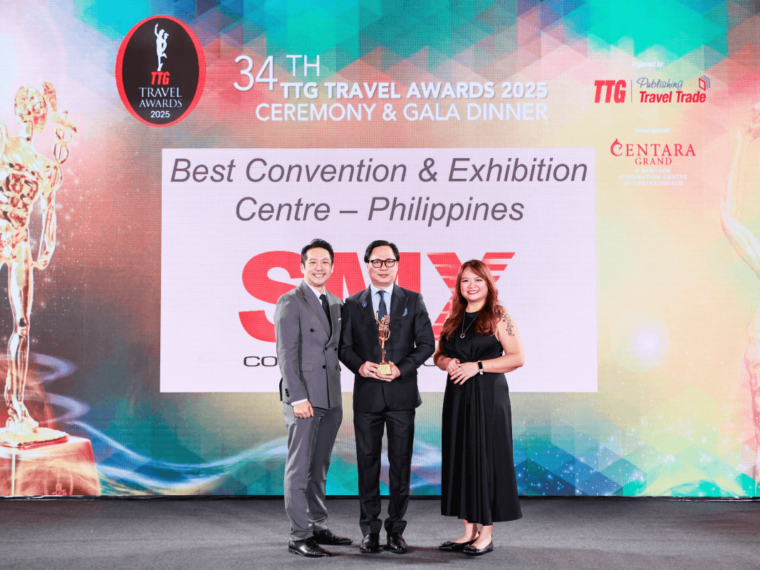  Mike Albaña, SMX Convention Center vice president–general manager (center), receives the award for Best Convention & Exhibition Center–Philippines at the 34th TTG Travel Awards 2025 in Bangkok, Thailand. Presenting the award are representatives of TTG Asia, organizer of the TTG Travel Awards Gala Dinner & Ceremony held on Sept. 25, 2025, at Centara Grand at CentralWorld.