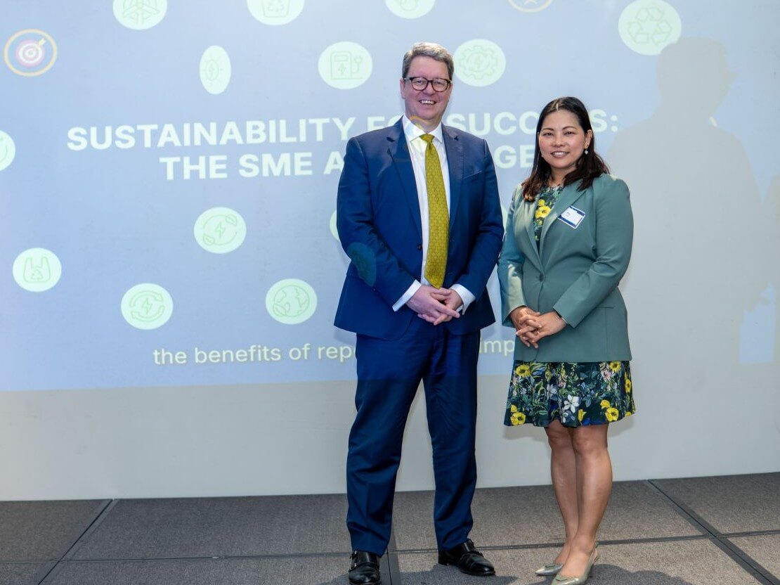 SM Investments Corporation consultant and head of investor relations and sustainability Timothy Daniels and Dr. Allinnettes Go Adigue, head of the ASEAN Regional Hub of the Global Reporting Initiative (GRI), seal the partnership for the MSME learning course.  | Contributed photo