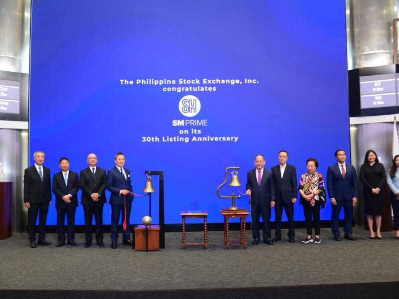  SM Prime's board of directors Hans T. Sy, Amando M. Tetangco, Jr. (concurrently SM Investments chair), Jeffrey C. Lim, and Henry T. Sy, Jr. lead a bell-ringing ceremony with PSE president and CEO Ramon S. Monzon, Directors Eddie T. Gobing and Ma. Vivian Yuchengco, COO Roel A. Refran, Issuer Regulation Division Head Marigel M. Baniqued-Garcia, and General Counsel Veronica V. Del Rosario. (Photo courtesy of SM Prime) 
