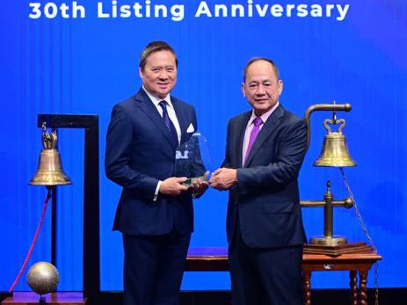 SM Prime chair Henry T. Sy, Jr. receives the 30th listing anniversary plaque from PSE president and CEO Ramon S. Monzon. (Photo courtesy of SM Prime) 