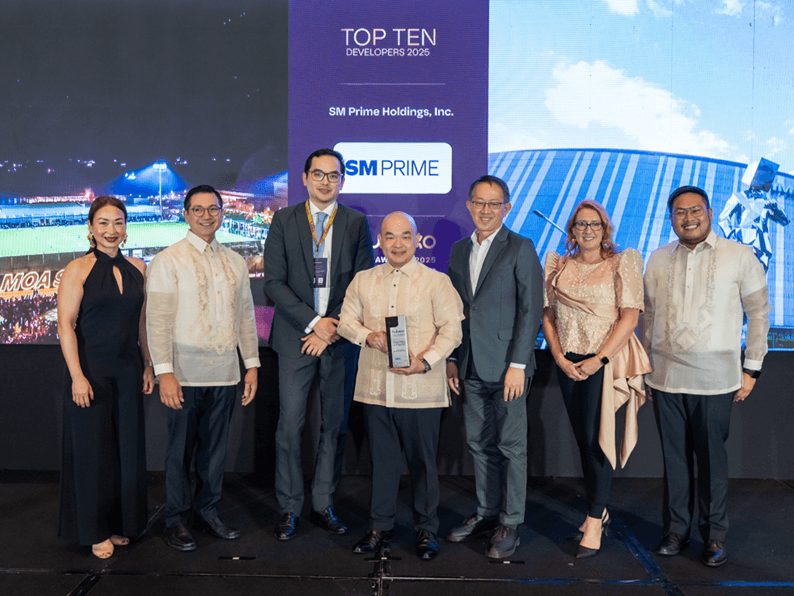 Eleven consecutive wins for SM Prime. Hubexo Asia Pacific’s awarding ceremony on Sept. 26, at Shangri-La The Fort, Manila, featured (from left to right) Carla Cruz, brand marketing head at Concepcion Carrier; Alphonso Rodriguez, director for business development at Concepcion Carrier; Noel Torres, senior VP of SM Prime; Alexis Ortiga, VP and head of SM Offices at SM Prime; John Nai Peng Ong, chief finance officer at SM Prime; Shannan Golding, head of Events at Hubexo Asia Pacific; and Paolo Rellama, data partner manager at Hubexo Asia Pacific. | Contributed photo