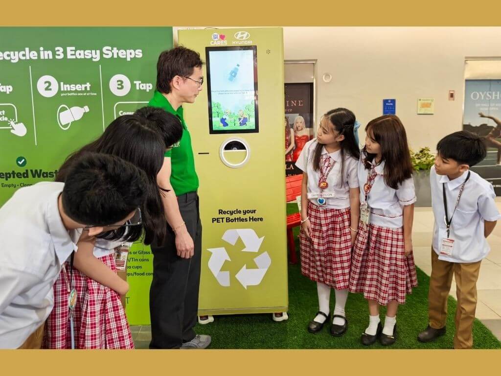 Steven Tan, president of SM Supermalls, explains to students the ​PET bottles recycling process. | Photo by Vanessa Hidalgo