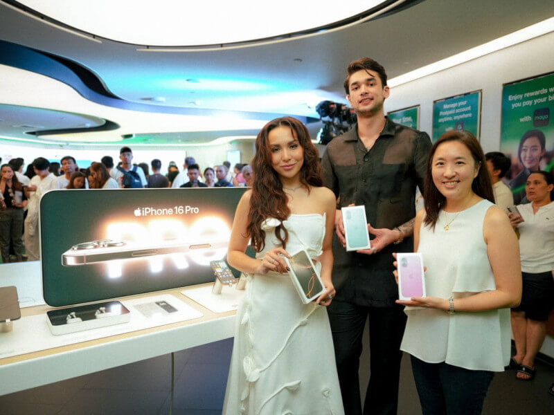 SMART unveiled the iPhone 16 series during a recent midnight launch with Senior Vice President for Consumer Wireless Business Kristine Go (third from left), actress Kyline Alcantara, and basketball star Kobe Paras./Photo from SMART 