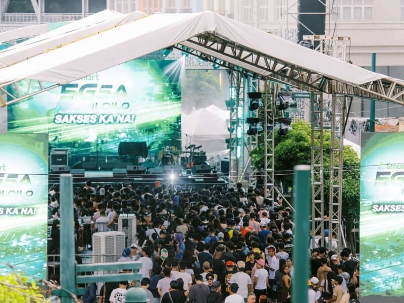 Thousands of Ilonggos packed the Festive Walk Parade as Smart marked the launch of its first 5G Standalone network with a free concert./Photo from Smart 