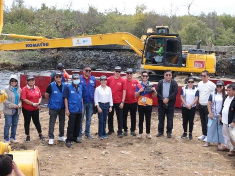 Leading Thursday&rsquo;s launch of SMC&rsquo;s river cleanup initiative in Mandaue City are Mayor Thadeo Jovito &lsquo;Jonkie&rsquo; Ouano and Congresswoman Emmarie Ouano-Dizon, DPWH Undersecretary Charles Calima, SMC Vice President and Better Rivers PH Overall Project Manager Jimmy Lu, government officials and representatives, and other San Miguel business unit officers./Photo from SMC&nbsp;