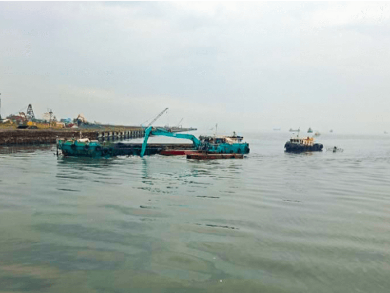 SMC’s Better Rivers PH team begins cleanup work at the Tullahan River’s mouth in Manila Bay, Navotas./Photo from SMC 