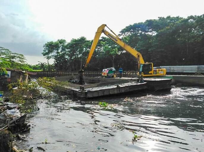 SMC’s river cleanup crew contends with clearing obstructions that have narrowed sections of Alabang River in Muntinlupa City./Contributed photo