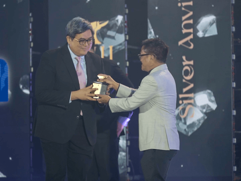 Erwin G. Pato, SM Investments Executive Vice President for Treasury, Finance and Planning, receives the Anvil Award from Norman Agatep, Vice President for External, Public Relations Society of the Philippines for SM’s landmark Euro Medium-Term Notes Program./Photo from SM Group 