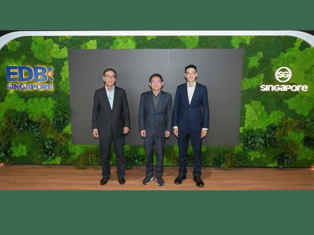 Jonathan Hung (right), executive director at the Office for Space Technology & Industry, Leck Chet Lam, managing director of Experia Events, and Sia Kheng Yok, chief executive of the Association of Aerospace./ Contributed photo
