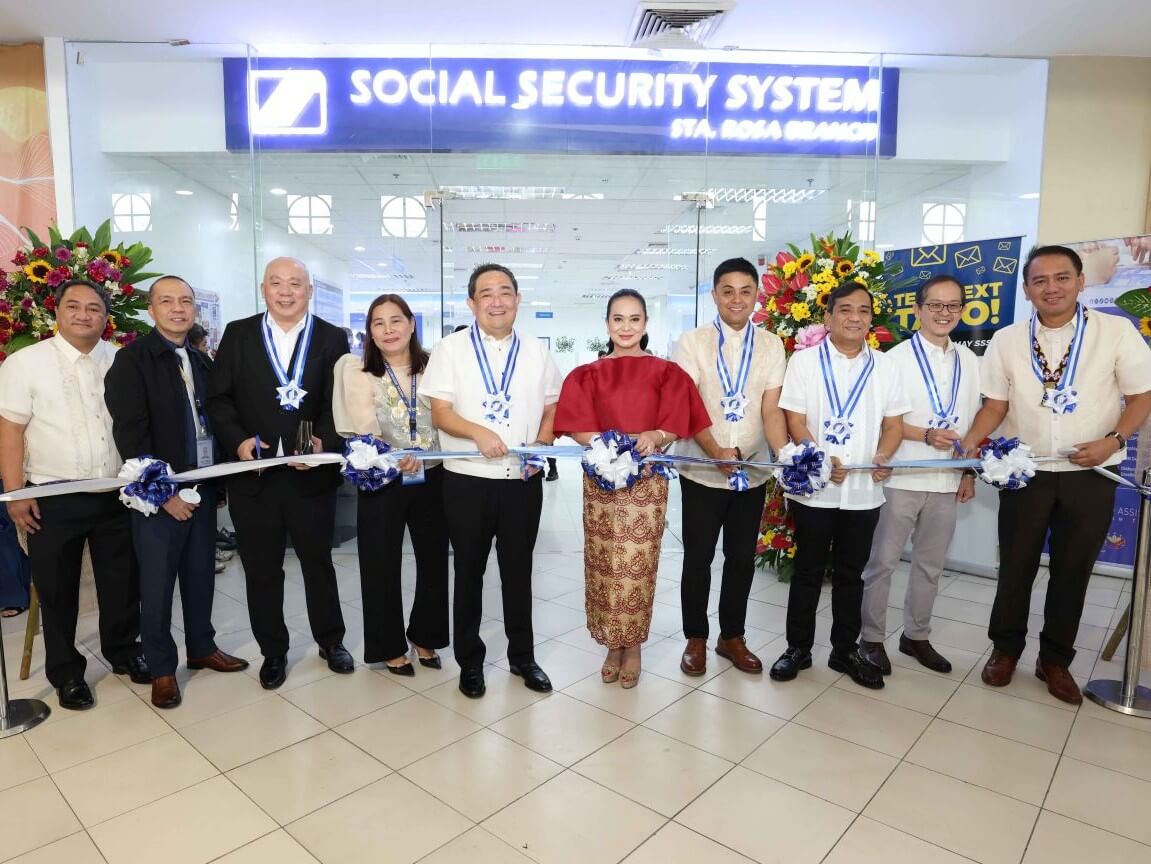 Top executives from SSS and Robinsons Land Corporation, together with local government officials at theinauguration of the new SSS Sta. Rosa Branch at Robinsons Sta. Rosa. (From L): SSS Vice President for Luzon South 1 division Engr. Edwin S. Igharas; SSS Senior Vice President for Luzon operations group Atty. Antonio S. Argabioso; Robinsons Land Corp. external affairs director Irving L.Wu; SSS Sta. Rosa branch head Grace R. Velasco; SSS President and CEO Robert Joseph M. De Claro; Santa Rosa City Mayor Arlene B. Arcillas; Laguna Vice Governor Atty. JM Carait III; Santa Rosa City Vice Mayor Arnold B. Arcillas; chief of staff Atty. Jonathan Gary Jimenez; and SSS Executive Vice President Ernesto D. Francisco Jr./ Contributed photo
