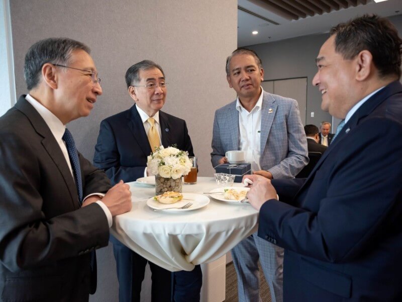 Fostering camaraderie: Nestor V. Tan, president and CEO of BDO Unibank Inc., and Robert Joseph Montes de Claro, president and CEO of SSS, exchange insights with Manny Malabanan, SVP and group head of BDO’s trust and investments group, and Ernesto Francisco Jr., EVP, investments sector at SSS.| Photo from BDO