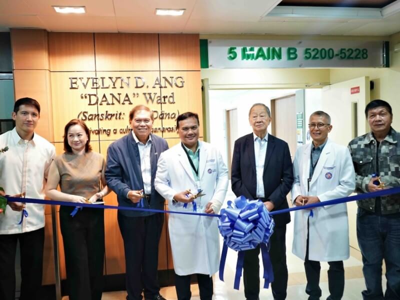 From left to right: Hon. Gian Carlo Sotto, Vice Mayor of Quezon City; Ms. Carmina Ang, Executive Vice President of EDA Scholarships & Charities, Inc; Atty. Cirilo P. Noel, Vice Chair of Board of St. Luke’s Medical Center; Dr. Dennis P. Serrano, President and CEO of St. Luke’s Medical Center; Mr. Philip T. Ang, Chairman of NI Capital Corporation; Dr. Benjamin S.A. Campomanes Jr, President of St. Luke’s Medical Center Foundation Inc; Gov. Edwin B. Hamor, Governor of Sorsogon