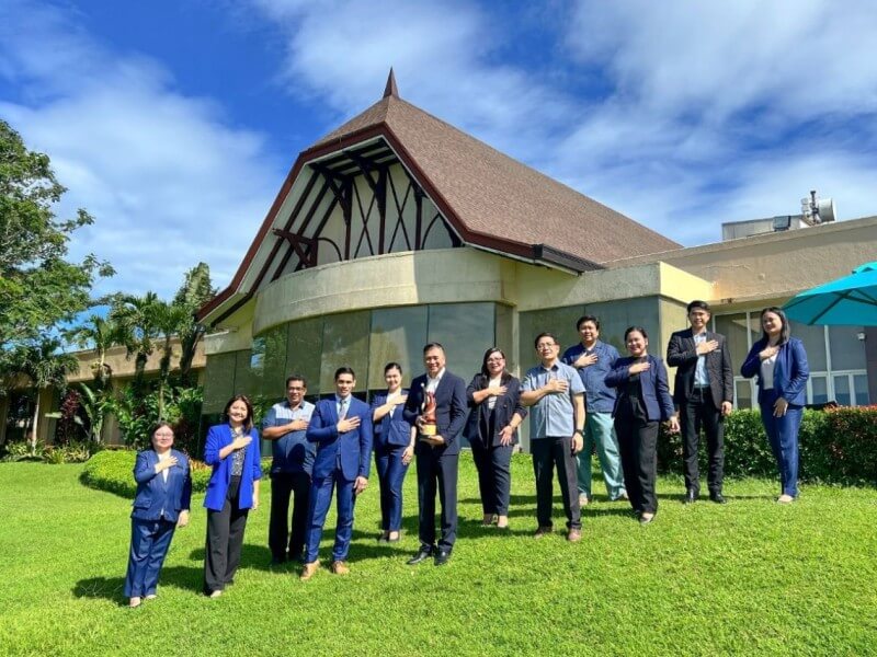 Taal Vista Hotel general manager Ramon Makilan proudly presents the Pillar Award received at the 1st Philippine Tourism Awards, joined by the hotel's department heads in the traditional Mabuhay gesture to celebrate this milestone. | Contributed photo