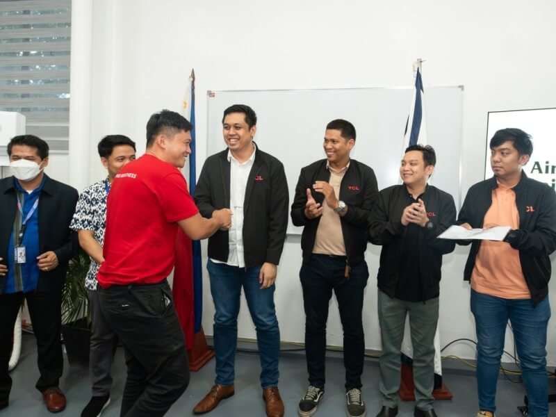 Jerry O. Taroy (left), supervising TESDA specialist, and Eugene P. Agcaoili, center administrator of the Regional Training Center–NCR, presented a Plaque of Appreciation to TCL Philippines’ team composed of Joseph Cernitchez, brand manager; Guia Anne Tilbe, PR officer; and Vincent Tobias, assistant product manager for air conditioners. | Contributed photo
