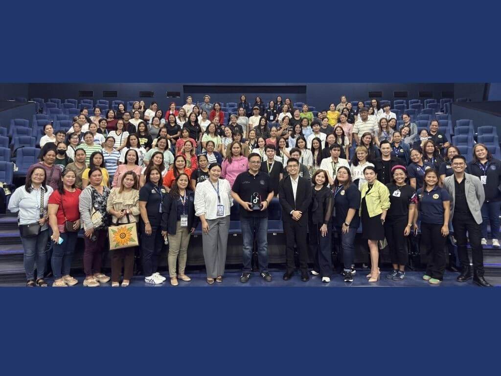 Muntinlupa City Mayor Ruffy B. Biazon (center, holding plaque) and Kate Estojero, acting division head of the Muntinlupa Entrepreneurship Financing Division (to the Mayor&rsquo;s left), join participants at TikTok Shop&rsquo;s Unlad Lokal roadshow in Muntinlupa. | Contributed photo