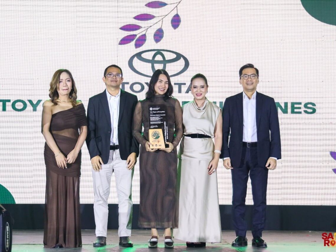 TMP senior vice president for general administration Jhohana Mamonong (center), together with TMP assistant vice president for plant and facility Mark Antony Marcelo (second from left), receives the ‘Earth Hour Advocate’ award. Also in photo are Santa Rosa City Environment and Natural Resources Officer  Engr. Maria Amor Salandanan (leftmost), Santa Rosa City Mayor Arlene Arcillas (second from right), and TMP Foundation assistant vice president Nelson Manglo (right).