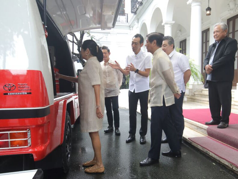 TMP President Masando Hashimoto presents the ambulance conversion unit of the Next Generation Tamaraw that will support the First Lady’s “Lab For All” health program./Photo from TMP