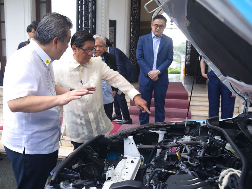 President Marcos takes a closer look at  the engine of the Corolla Cross H2 Concept, an internal combustion engine vehicle that is powered by hydrogen and emits virtually zero carbon dioxide./ Photo from TMP