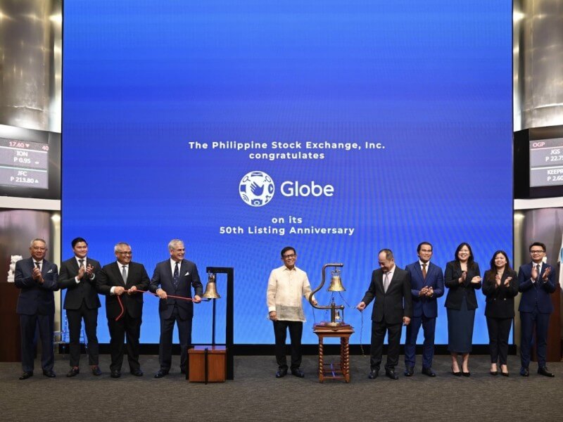 Ayala Chair Jaime Augusto Zobel de Ayala, Globe President and CEO Carl Raymond R. Cruz, SEC Chair Francis Edralin Lim and officials from Globe, the PSE, and the SEC at the ceremonial bell ringing to mark Globe’s 50th year as a publicly listed company and its leadership in advancing the nation’s digital transformation./Photo from Globe 