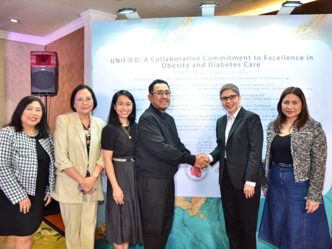 Philippine Heart Association (PHA) president, Dr. Walid Amil and Ninia Torres, GM of Zuellig Pharma sealed their agreement with a handshake. Joining the two are (from left) Dr. Gyneth LourdesBibera , medical director of Zuellig Pharma; Dr. Aurora Muriel Gamponia, VP of PHA; &nbsp;Dr. Lourdes Ella G. Santos, director I of PHA, and Pinky Ferrer, associate marketing director, Zuellig Pharma.