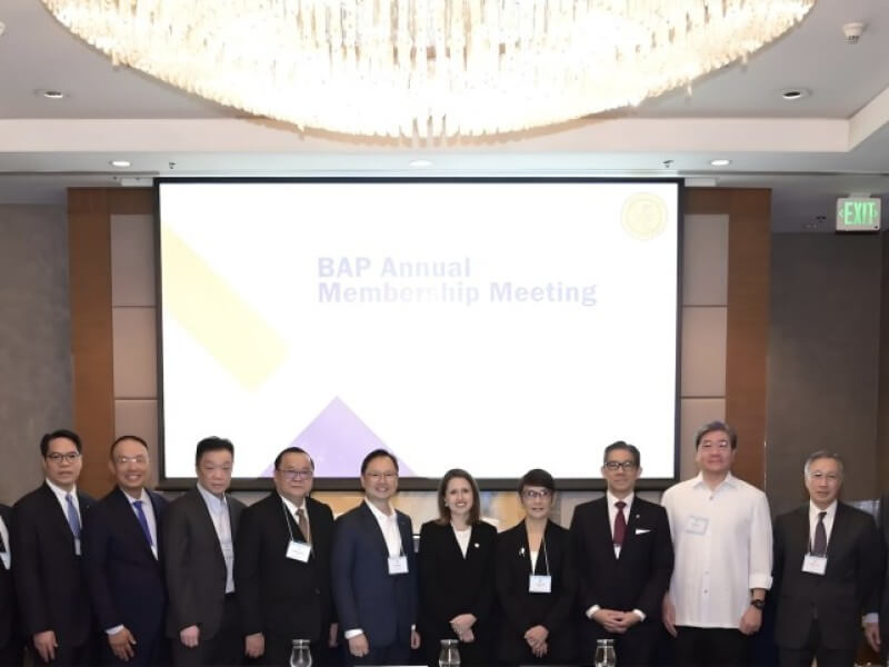 From left to right: Ms. Marie Fe Liza S. Jayme, Bankers Association of the Philippines; Mr. Felipe Martin F. Timbol, representing Mr. Michelangelo R. Aguilar, Bank of Commerce; Mr. Noel L. Andrada, representing Mr. Joseph Albert L. Gotuaco, BDO Private Bank, Inc.; Mr. Peter Gut, representing Mr. Sandeep Uppal, The Hongkong and Shanghai Banking Corp., Ltd.; Mr. Reginaldo Anthony B. Cariaso, Rizal Commercial Banking Corporation; Mr. Leoncio A. Palanca, Jr., ING Bank, N.V.; Mr. Arthur Vincent D. Chung, United Overseas Bank Ltd., Manila Branch; Mr. Romeo D. Uyan, Jr., China Banking Corporation; Mr. Edwin R. Bautista, Philippine National Bank; Mr. Paul Raymond A. Favila, Citibank, N.A.; Ms. Ana Maria A. Delgado, Union Bank of the Philippines; Ms. Lynette V. Ortiz, Land Bank of the Philippines; Mr. Michelangelo Kho Samson, Standard Chartered Bank; Mr. Fabian S. Dee, Metropolitan Bank and Trust Company; Mr. Nestor V. Tan, BDO Unibank, Inc.; Mr. Jose Teodoro K. Limcaoco, Bank of the Philippine Islands; Mr. Elfren Antonio S. Sarte, Jr., Bankers Association of the Philippines; Atty. Andrea Sese-Relucio, BAP Corporate Secretary; Mr. Benjamin P. Castillo, Bankers Association of the Philippines./Image from the BAP&nbsp;