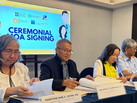 Officials of Bloomberry, St. Luke's medical school, and Pilipinas Shell Foundation seal the deal.